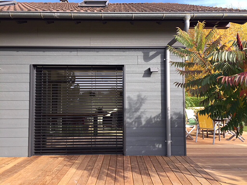 Bardage composite sur villa, terrasse en IPE